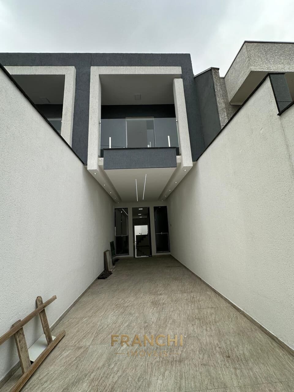 Casa com 3 Quartos e 3 banheiros à Venda, 120 m² por R$ 735.000