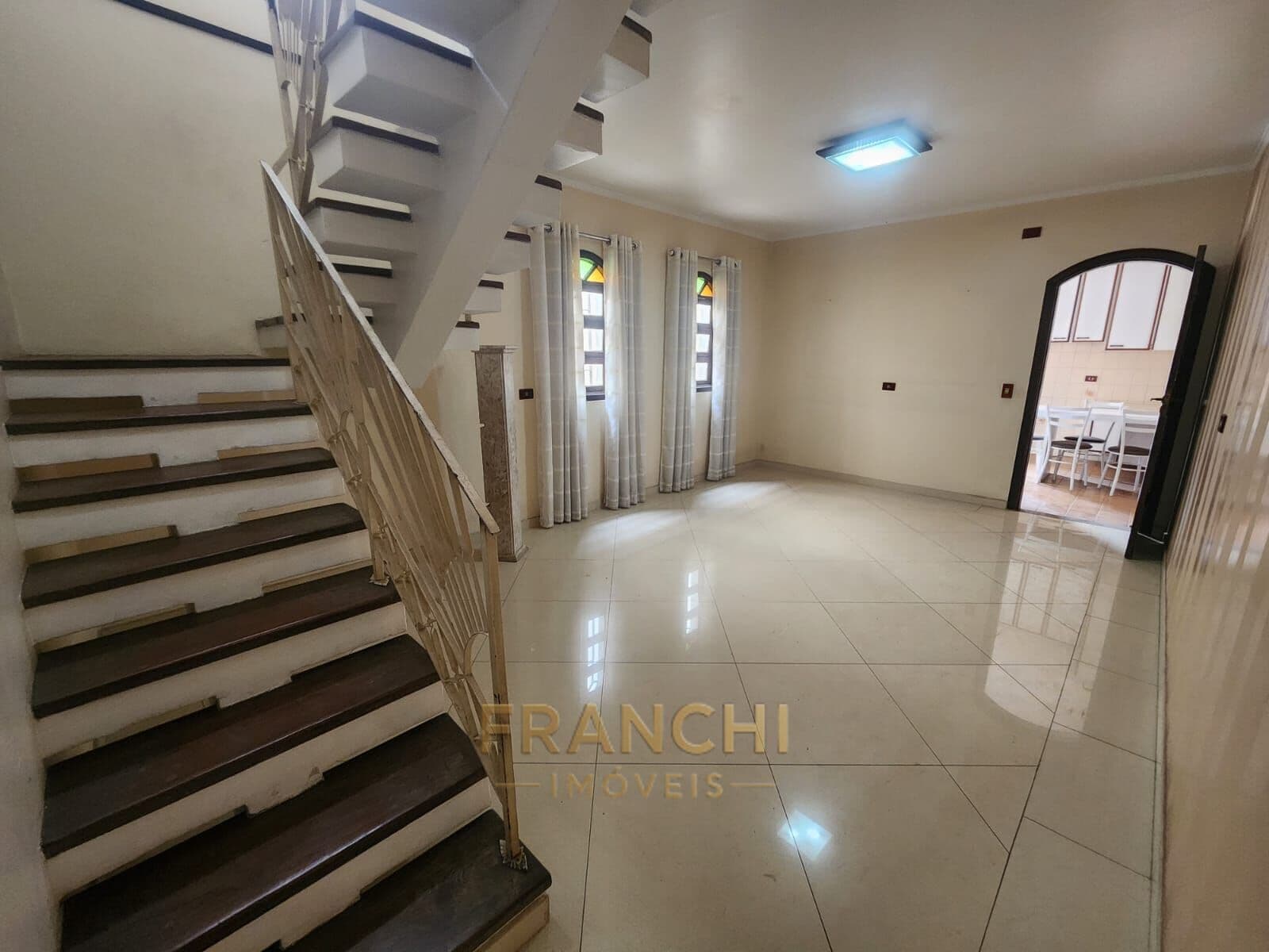 Sobrado com 3 Quartos e 4 banheiros à Venda, 200 m² | Jd Textil