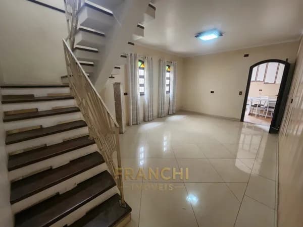Sobrado com 3 Quartos e 4 banheiros à Venda, 200 m² | Jd Textil