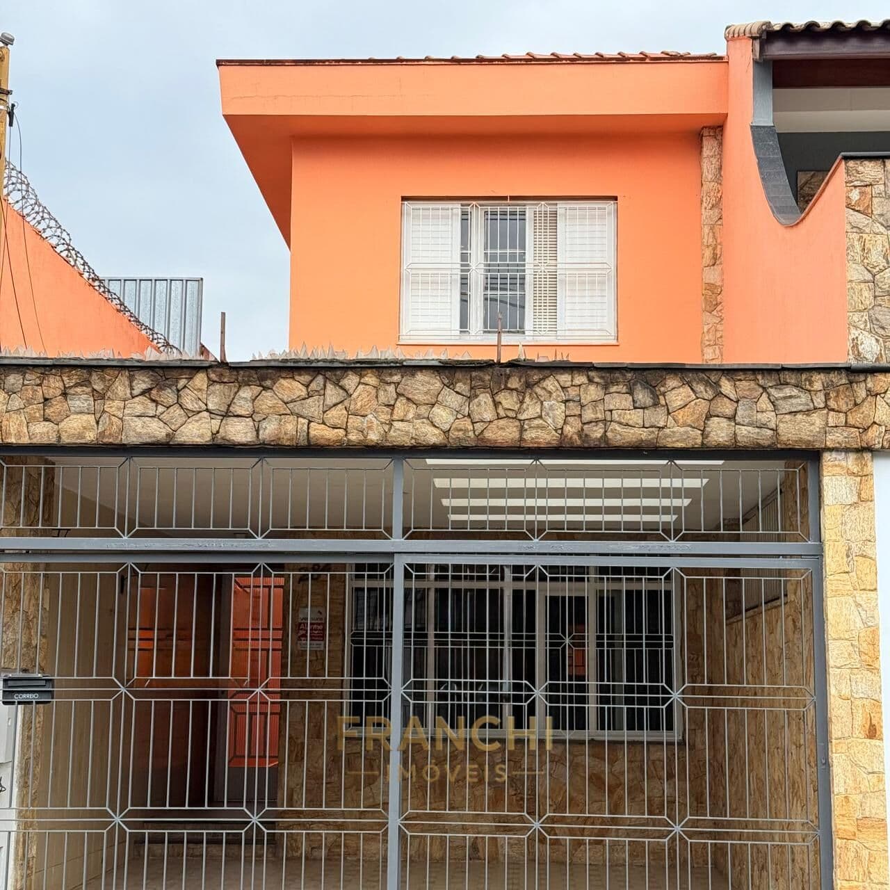 Sobrado espaçoso e bem localizado – conforto e praticidade para toda a família 🏡
