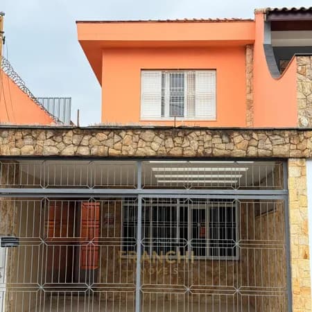 Sobrado espaçoso e bem localizado – conforto e praticidade para toda a família 🏡