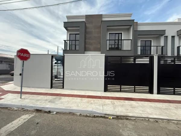 Sobrado com 3 dormitórios São Vicente.