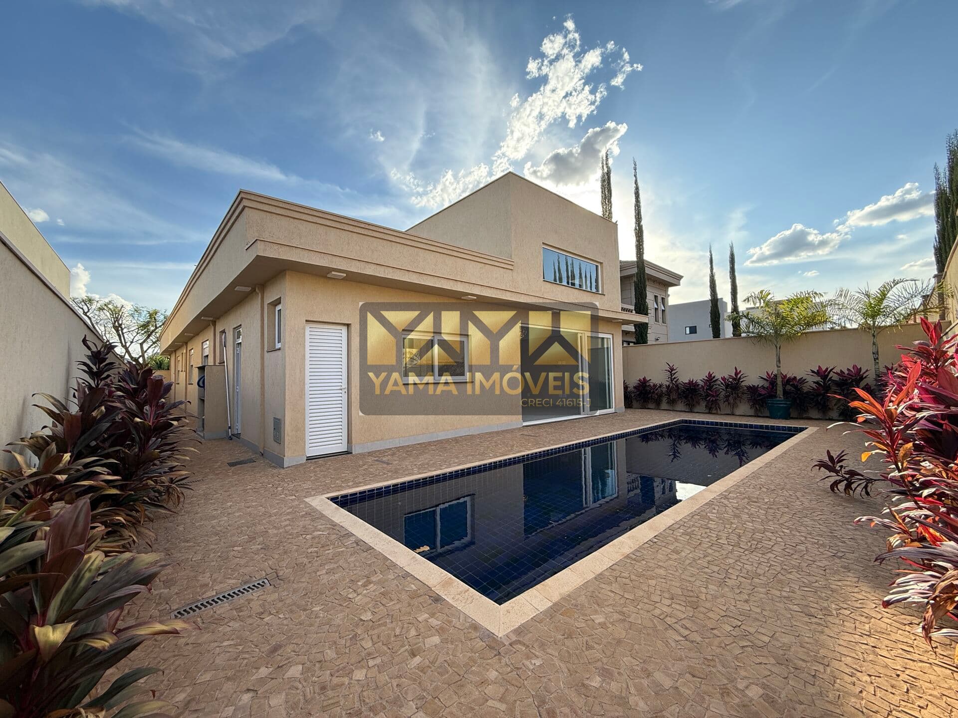 Casa Térrea no Condomínio Bela Vista – 4 Suítes – Piscina – Jardim Olhos D’Água