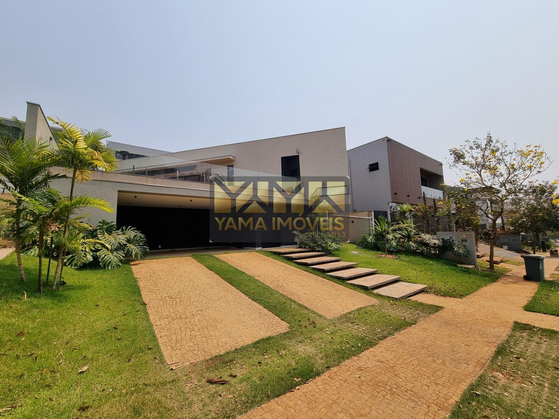 Sobrado de Luxo 254m² | 4 Suítes, Piscina e Energia Solar em Condomínio Alphaville