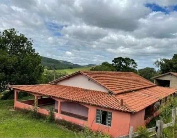 Sítio com casa, galpão e nascente própria