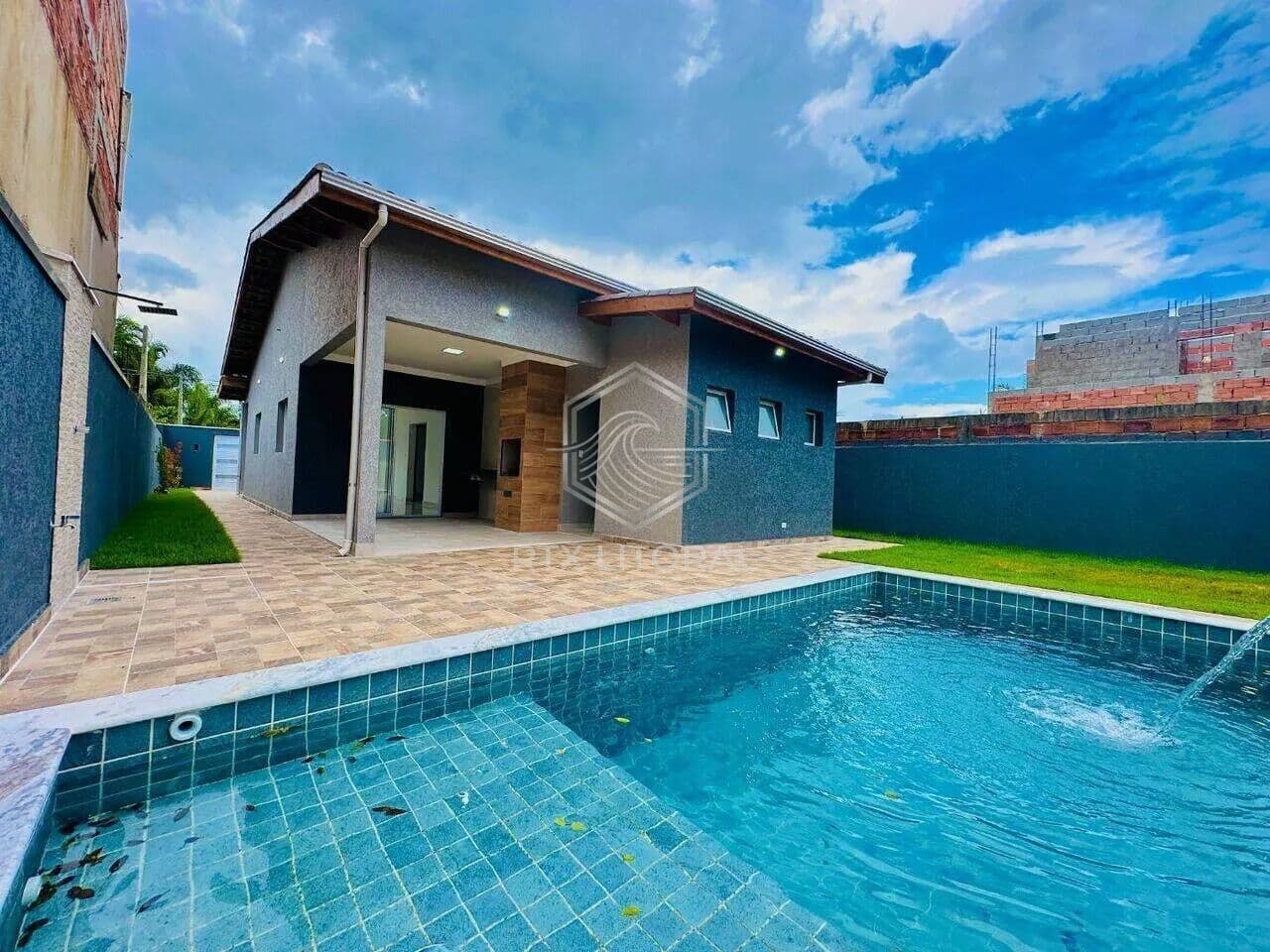 CASA TOTALMENTE ISOLADA (TERRENO 307M²) COM PISCINA EM ALVENARIA