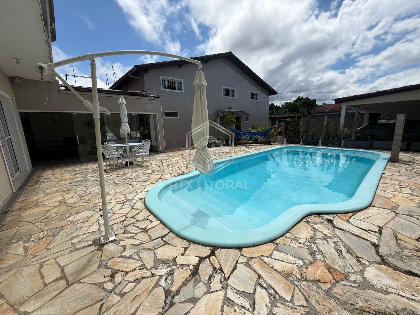 PREÇO DE OCASIÃO NO BOPIRANGA: 6 DORMITÓRIOS COM PISCINA DE 9M A 800M DO MAR
