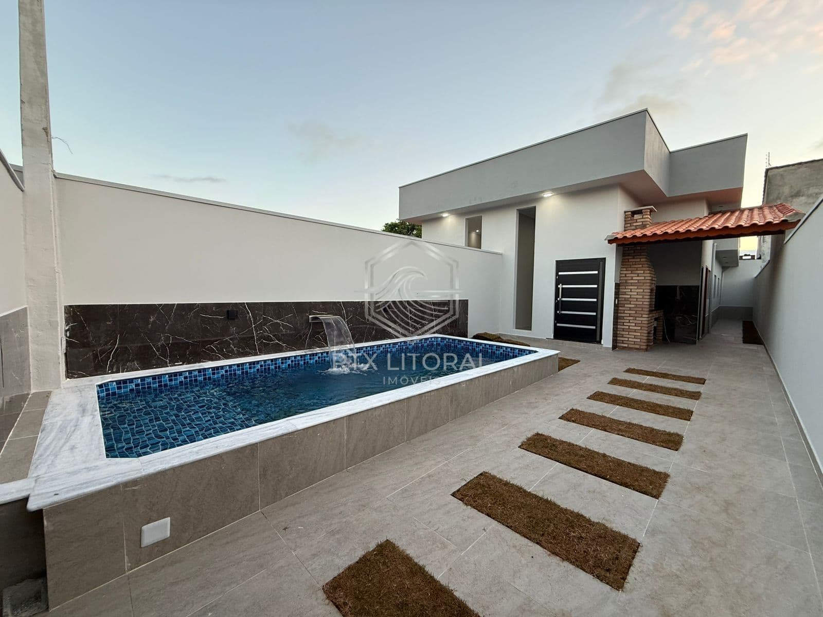 LANÇAMENTO NO BOPIRANGA: CASA COM PÉ DIREITO ALTO E PISCINA (700M DO MAR)