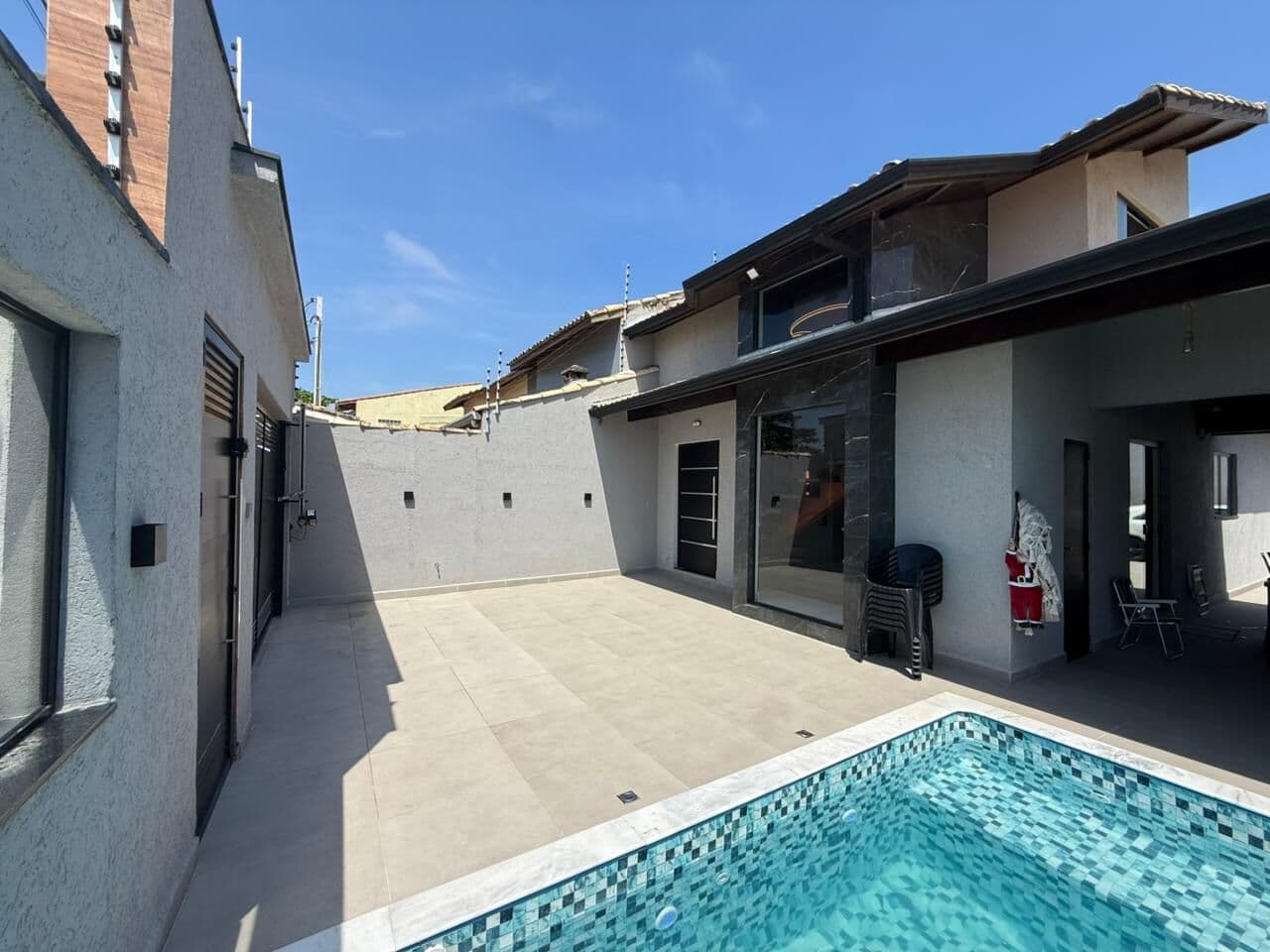 Frente Mar Exclusiva: Casa de Esquina Alto Padrão (Porteira Fechada) no Suarão