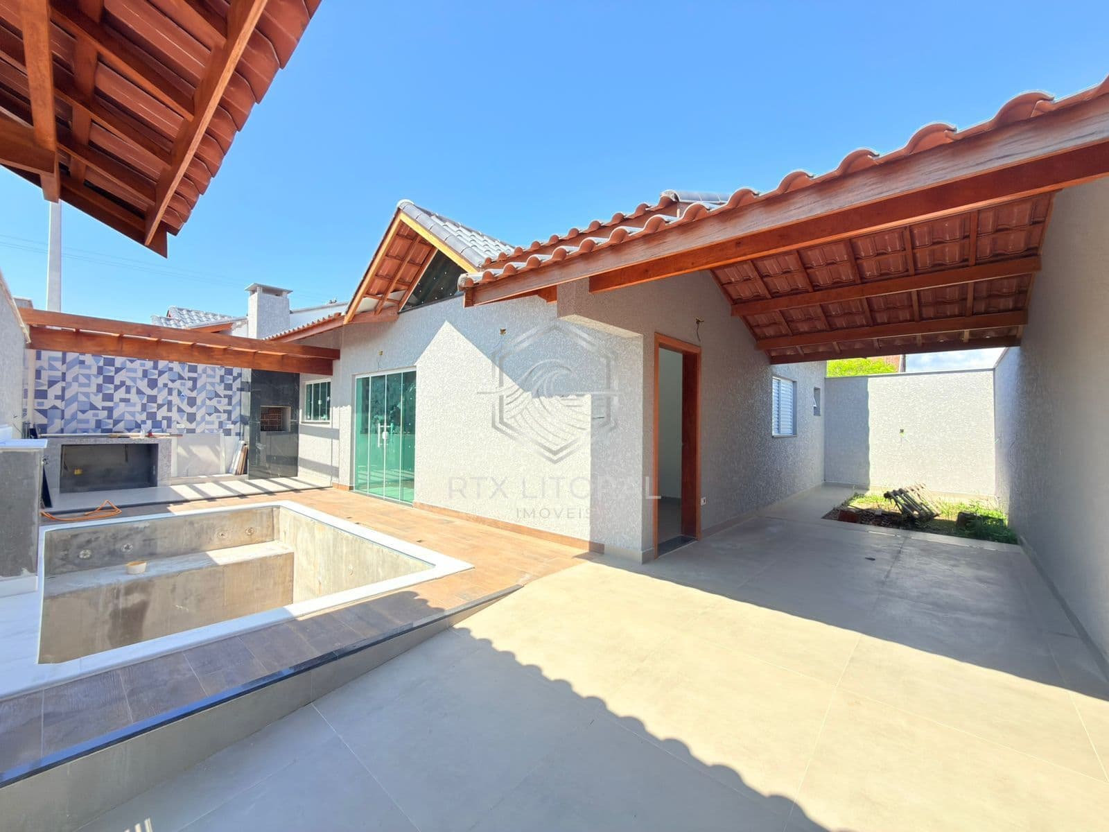 LANÇAMENTO EM PERUÍBE: CASA COM PÉ DIREITO ALTO E PISCINA