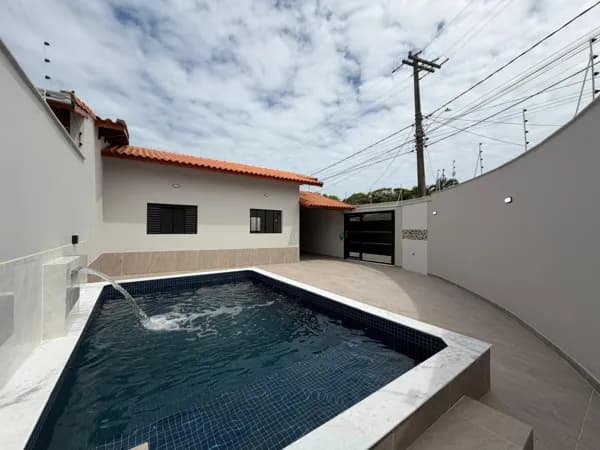 CASA DE ESQUINA NOVA COM PISCINA E 3 VAGAS - 400M DO MAR