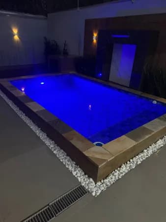CASA NOVA 3 DORMITÓRIOS EM MONGAGUÁ: PISCINA COM LED E 3 VAGAS