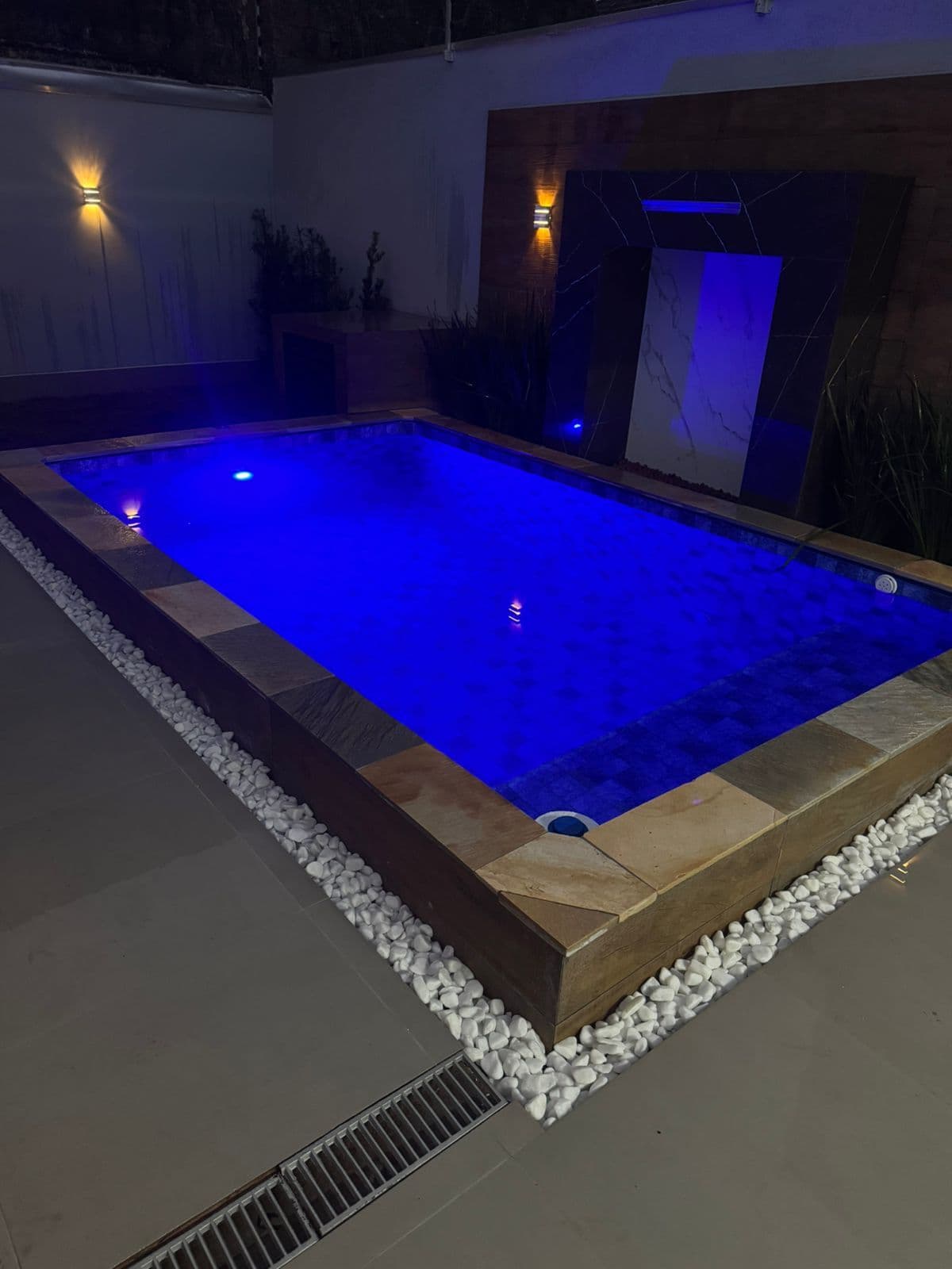 CASA NOVA 3 DORMITÓRIOS EM MONGAGUÁ: PISCINA COM LED E 3 VAGAS