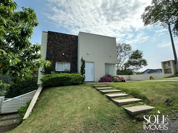 Casa em Condomínio no Capital Ville – 3 Dormitórios, Lareira e Vista para a Mata em Jundiaí/SP