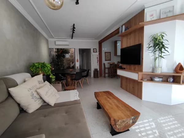 Casa Reformada à Venda – 3 Dormitórios, Suíte e 4 Vagas Cobertas