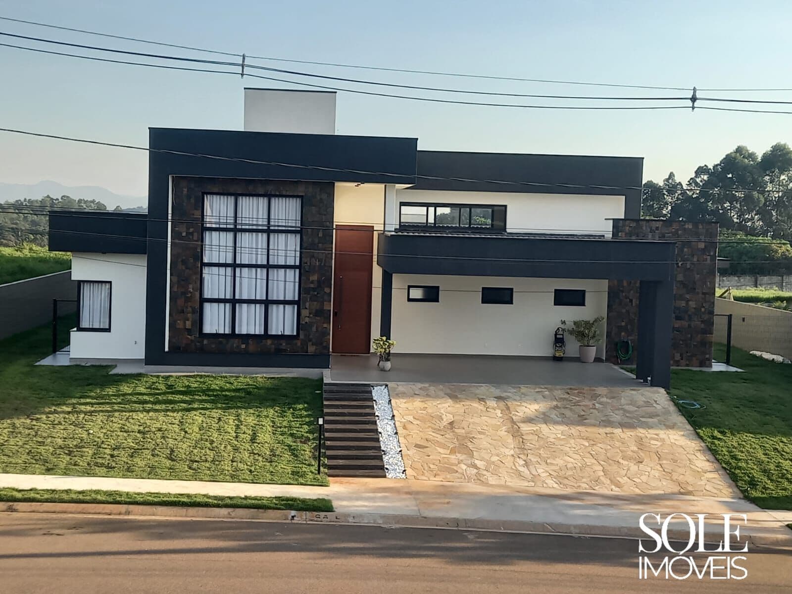 Casa térrea com 340 m² em terreno plano de 1.000 m² próxima à portaria