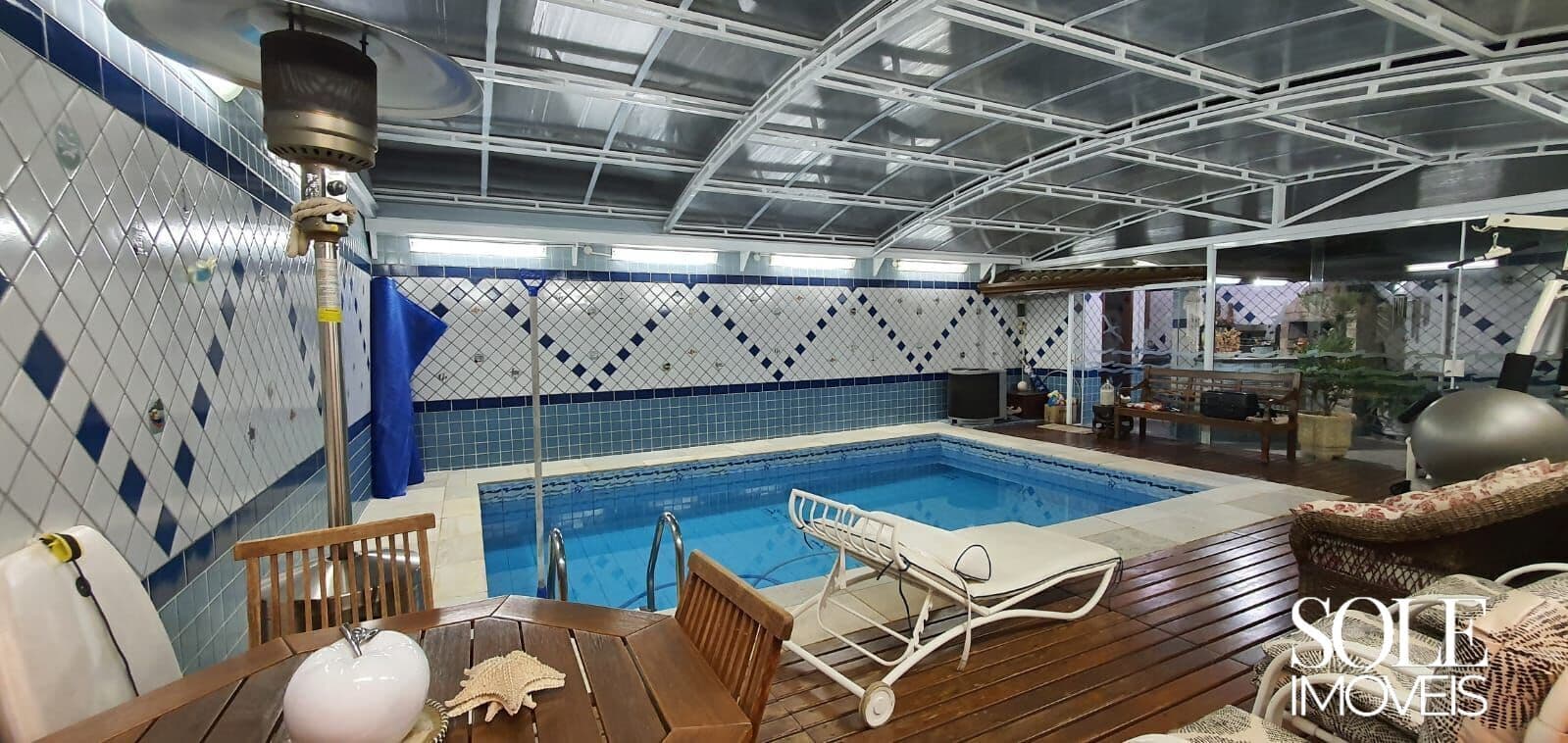 Casa com Piscina Aquecida e Coberta, 2 Suítes, Escritório e Churrasqueira