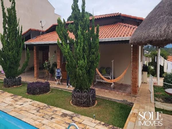 Casa térrea com 351m² no Jardim Tereza Cristina, Medeiros, em lote plano de 1.000m²