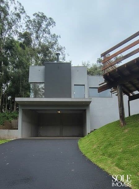 Casa moderna com bosque privativo de 500 m2 no Capital Ville