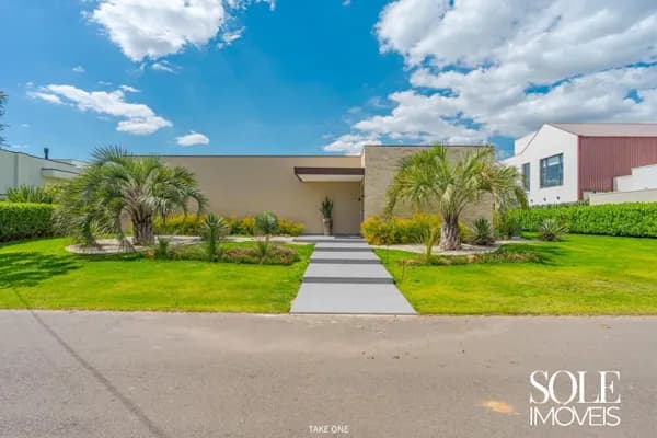 Residência Exclusiva no Japy Golf | 330m² com Energia Solar e Acabamento Premium