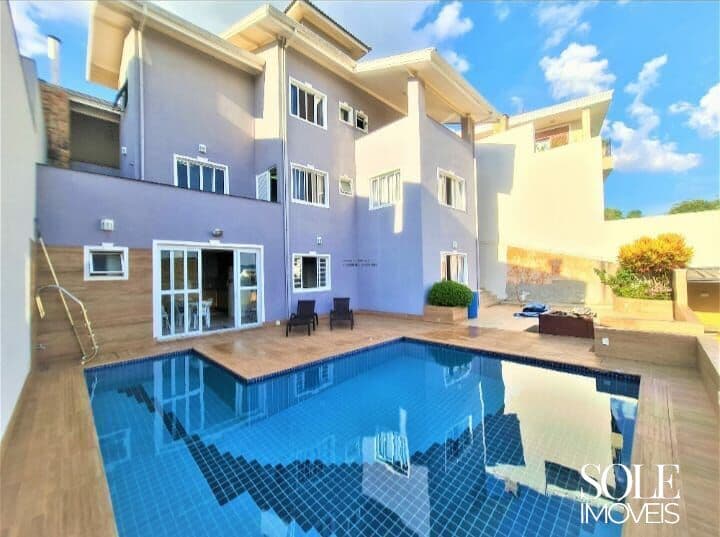 Casa com 3 dormitórios, suíte master e área de lazer completa com vista para a serra