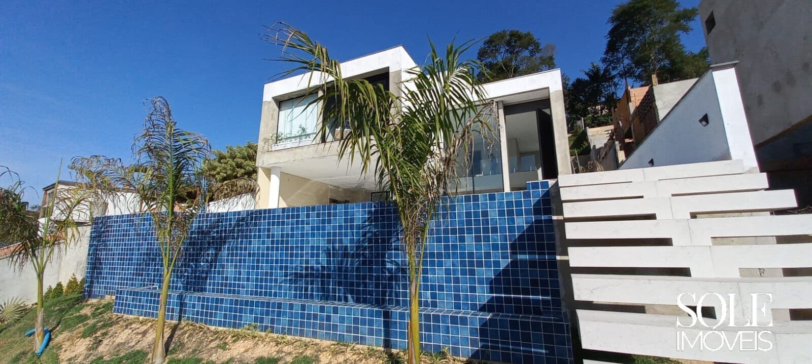 Casa de Alto Padrão com 410 m² e Vista para o Lago – 3 Suítes, Piscina e Área Gourmet
