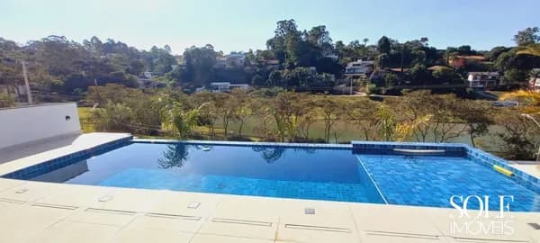 Casa de Alto Padrão com 410 m² e Vista para o Lago – 3 Suítes, Piscina e Área Gourmet