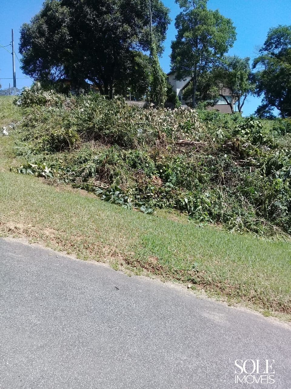 Lote de esquina, em leve declive no condomínio Capital Ville com 720m2 totalmente aproveitável.