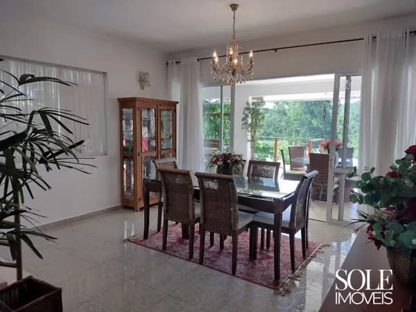 Casa com 332 m² no Capital Ville 3 – 4 Suítes, Piscina e Vista Privilegiada para a Serra do Japi