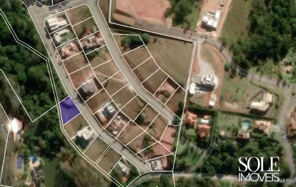 Terreno com fundo para o lago e vista da mata em condomínio fechado no Terra Caxambu