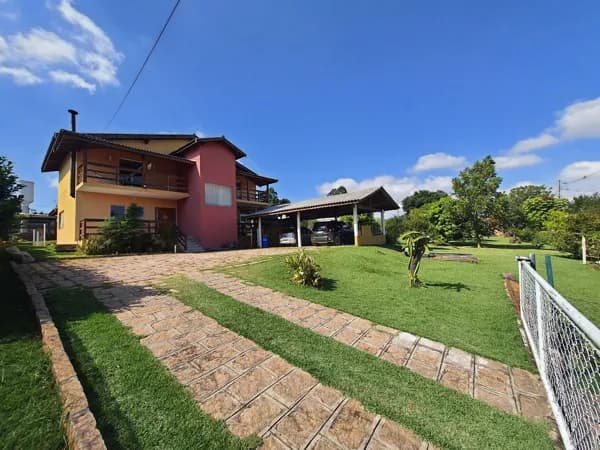 Casa com 3 Suítes, Varanda Gourmet, Spa, Jardim e Garagem para 3 Carros
