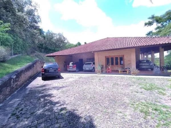 Chácara com casa e bosque privativo em Jundiaí
