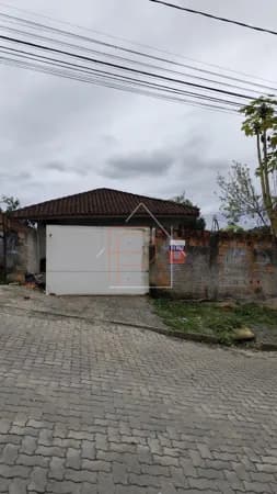 Terreno com Casa Simples à Venda – Bairro Jarivatuba