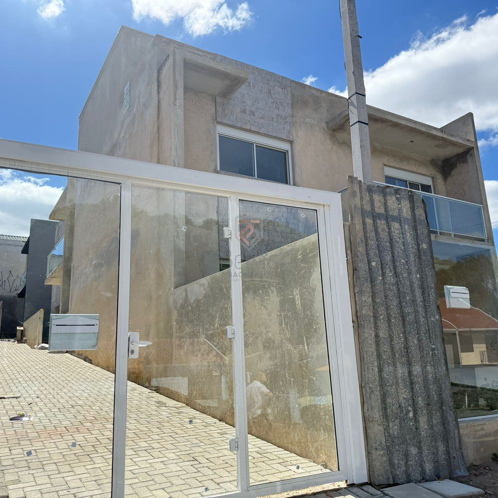 Sobrado NOVO em Condomínio em Santa Cândida, 3 quartos, suíte, 2 vagas.