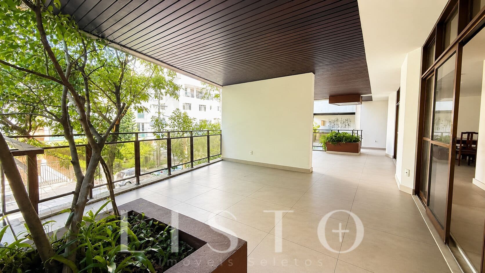 Apartamento à venda no Jardim Oceânico • 340m² • 4 quartos (2 suítes) • Varandão • 4 vagas • A 180m da praia