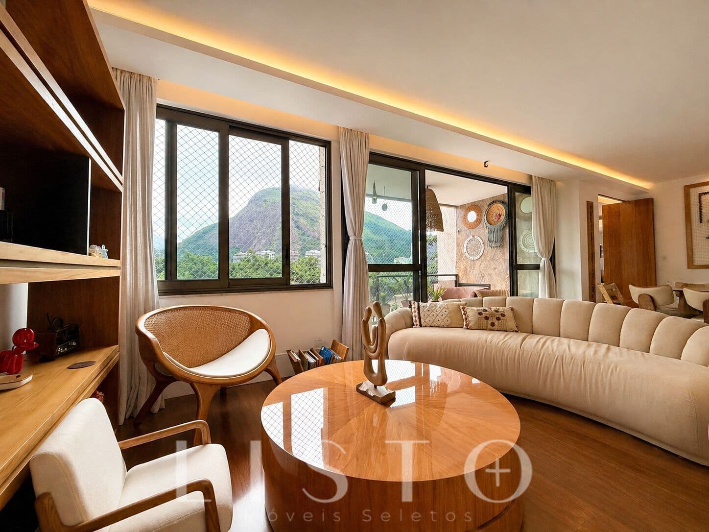 Apartamento finamente reformado de frente para a Lagoa 190m²