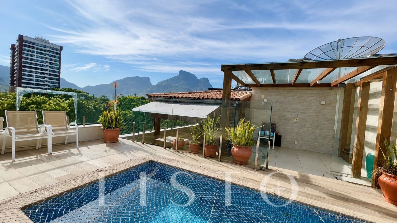Cobertura Duplex Reformada com 291m² • Jardim Oceânico • Vista Pedra da Gávea • 4 Quartos • 2 Vagas