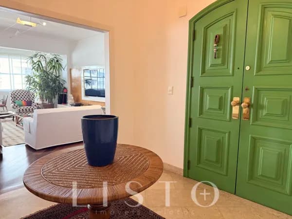 Apartamento à venda em Copacabana | 205m² | 3 Quartos (1 Suíte) | Vaga | Próximo ao Metrô Cantagalo