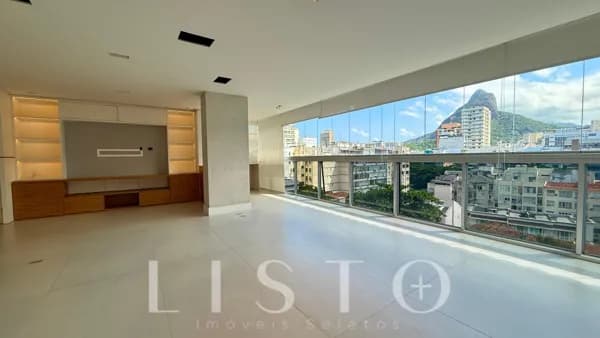 Apartamento Reformado em Andar Alto no Leblon | 145 m² + Varanda Incorporada | 2 Vagas | Vista Livre
