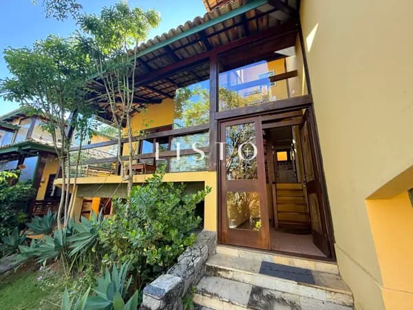 Casa Duplex Estilo Chalé em João Fernandes – Búzios | 3 Quartos | Condomínio com Piscina