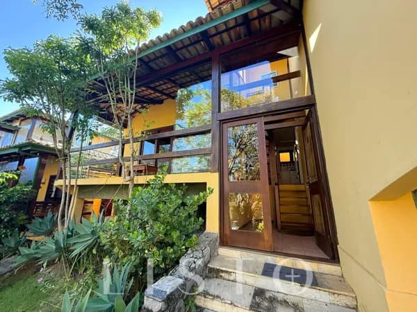 Casa Duplex Estilo Chalé em João Fernandes – Búzios | 3 Quartos | Condomínio com Piscina