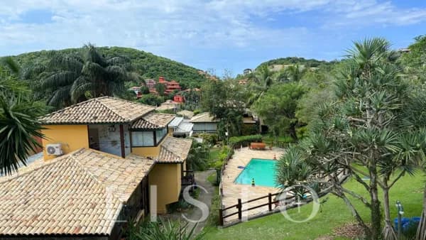 Casa Duplex Estilo Chalé em João Fernandes – Búzios | 3 Quartos | Condomínio com Lazer