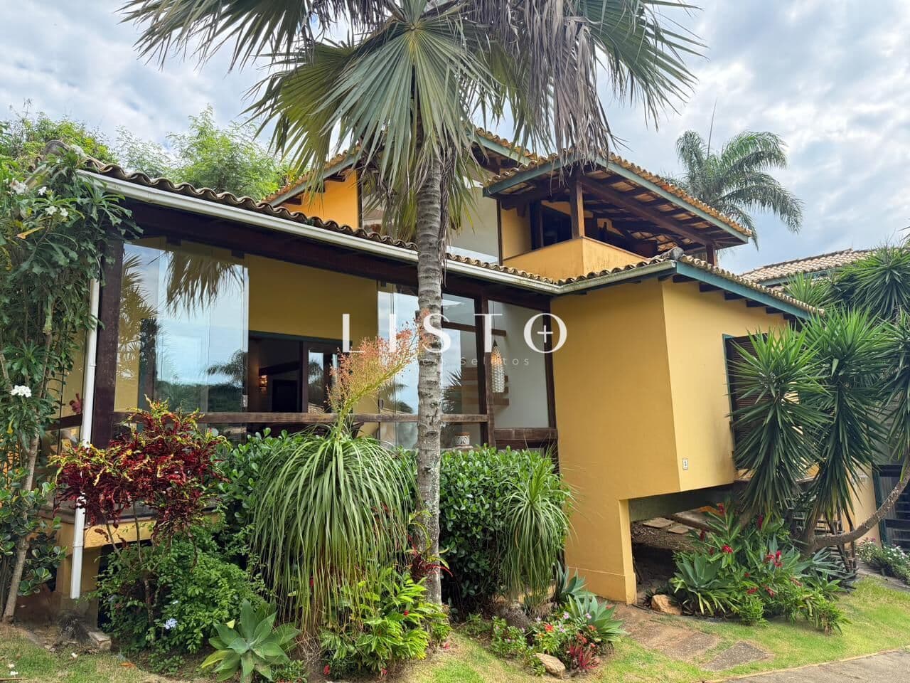 Casa Duplex Estilo Chalé em João Fernandes – Búzios | 3 Quartos | Condomínio com Lazer
