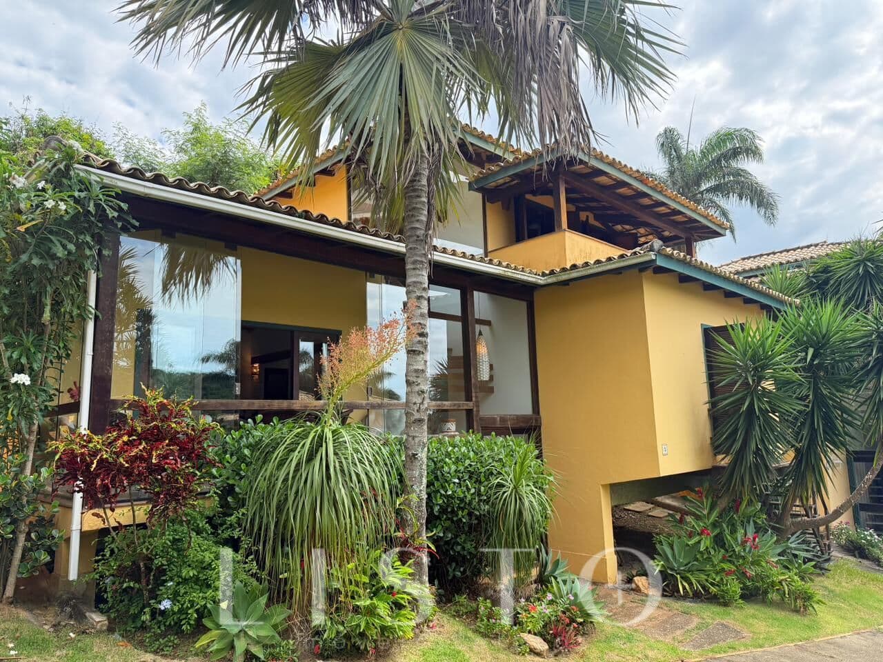 Casa Duplex Estilo Chalé em João Fernandes – Búzios | 3 Quartos | Condomínio com Lazer