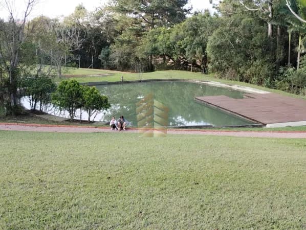Terreno em condomínio com vista para o lago.