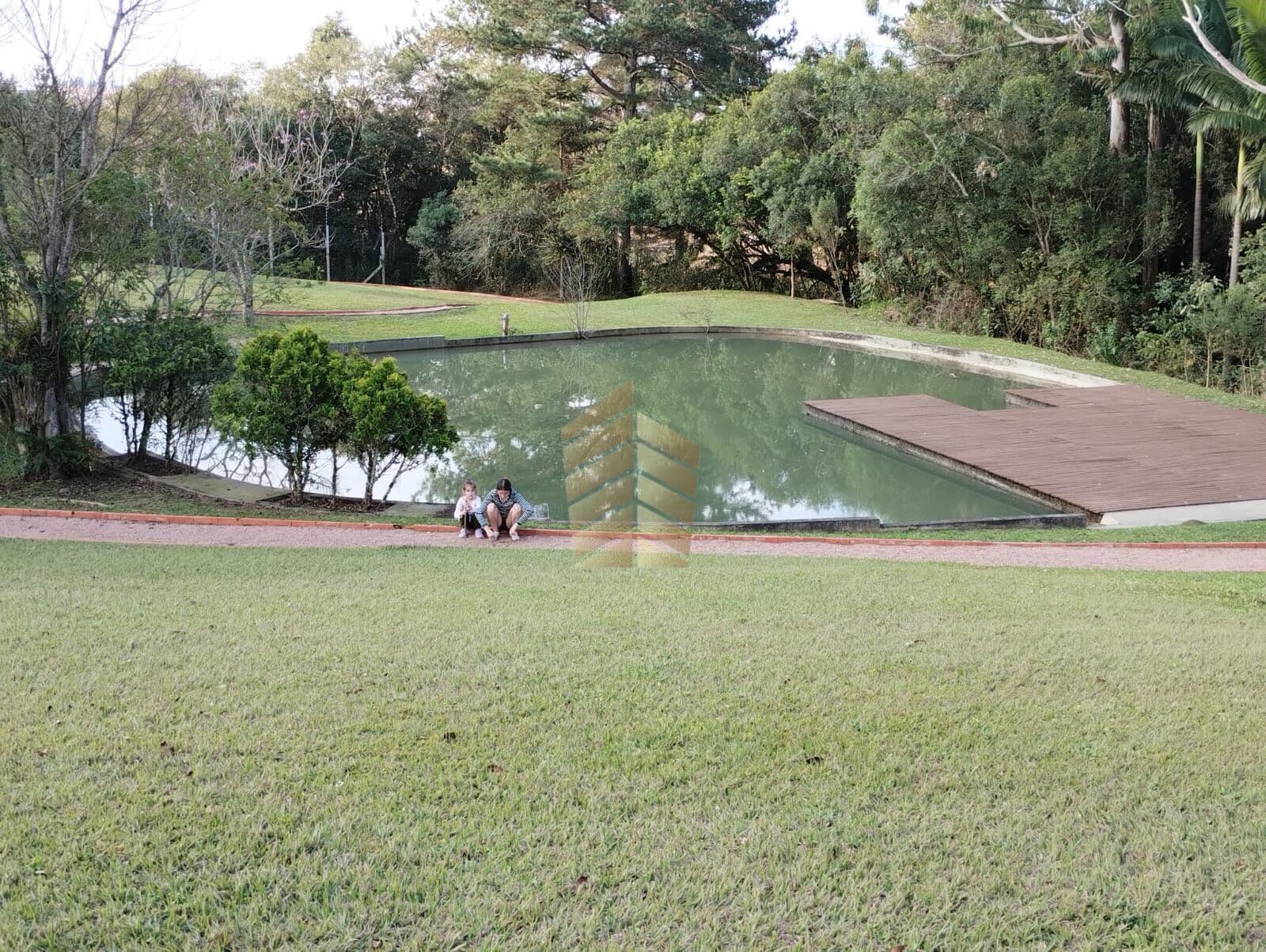 Terreno em condomínio com vista para o lago.