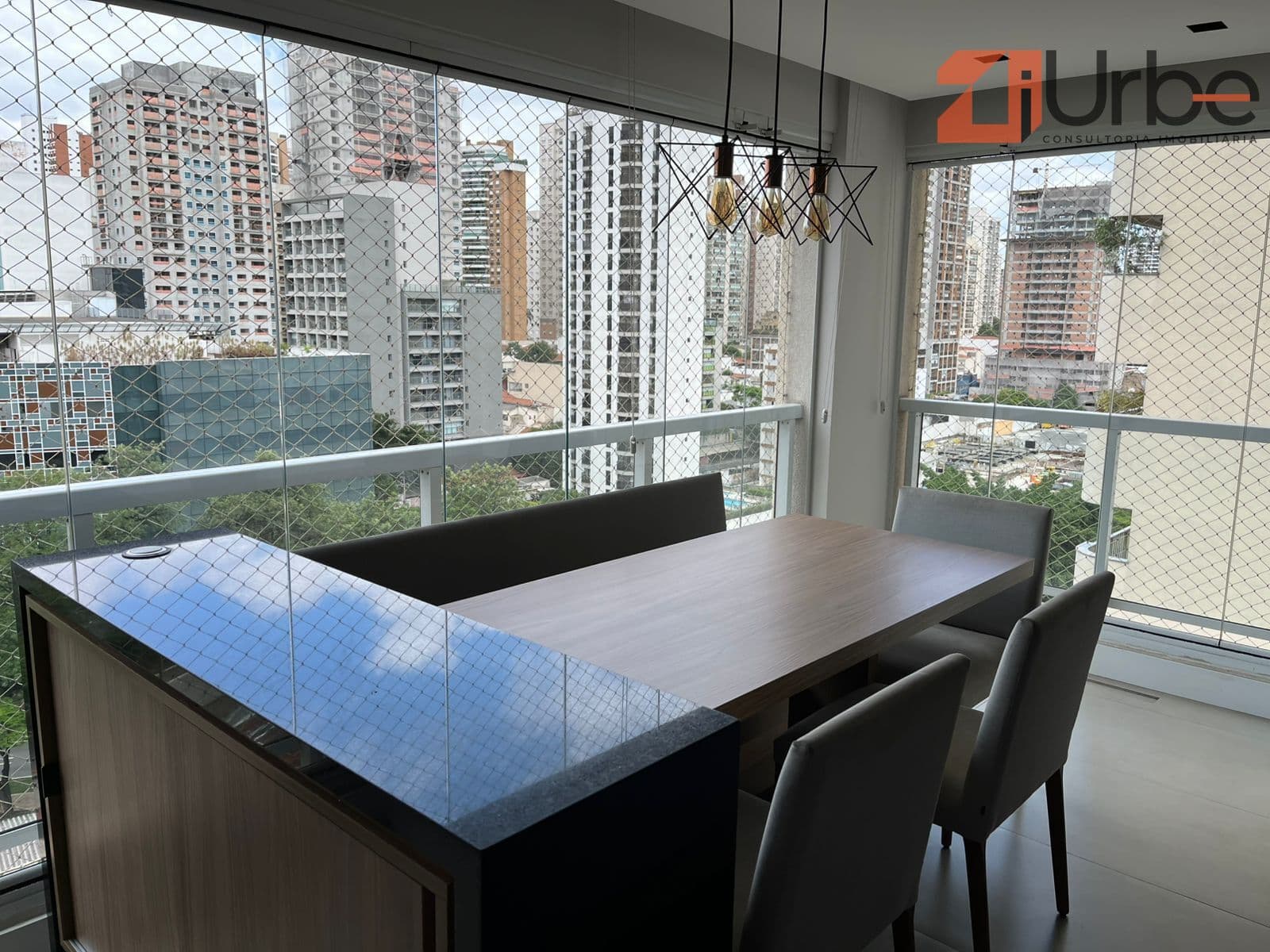 Apartamento à venda à poucos passos da Av. Sumaré com 88m², 2 vagas