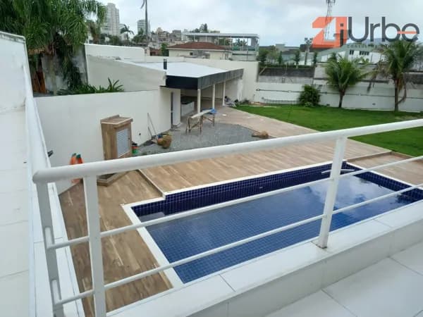 Mansão à venda com 5 suítes, 6 vagas à 50 mts da Praia da Enseada no Guarujá