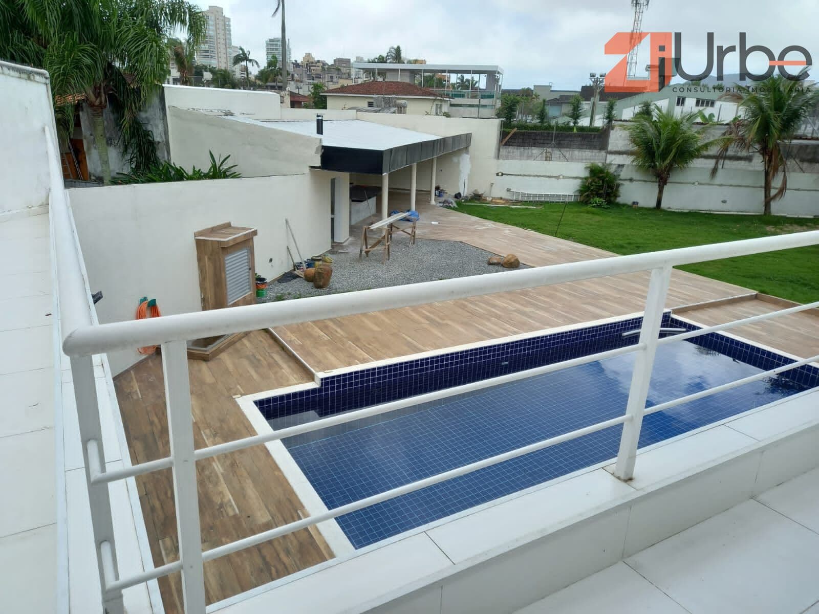 Mansão à venda com 5 suítes, 6 vagas à 50 mts da Praia da Enseada no Guarujá