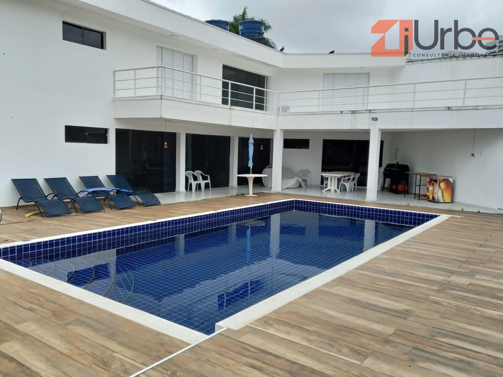Mansão à venda com 5 suítes, 6 vagas à 50 mts da Praia da Enseada no Guarujá